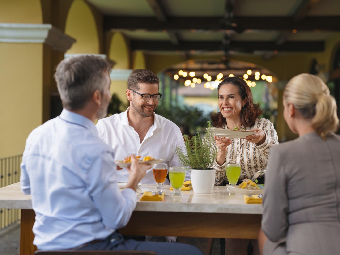 Grupo de personas almorzando