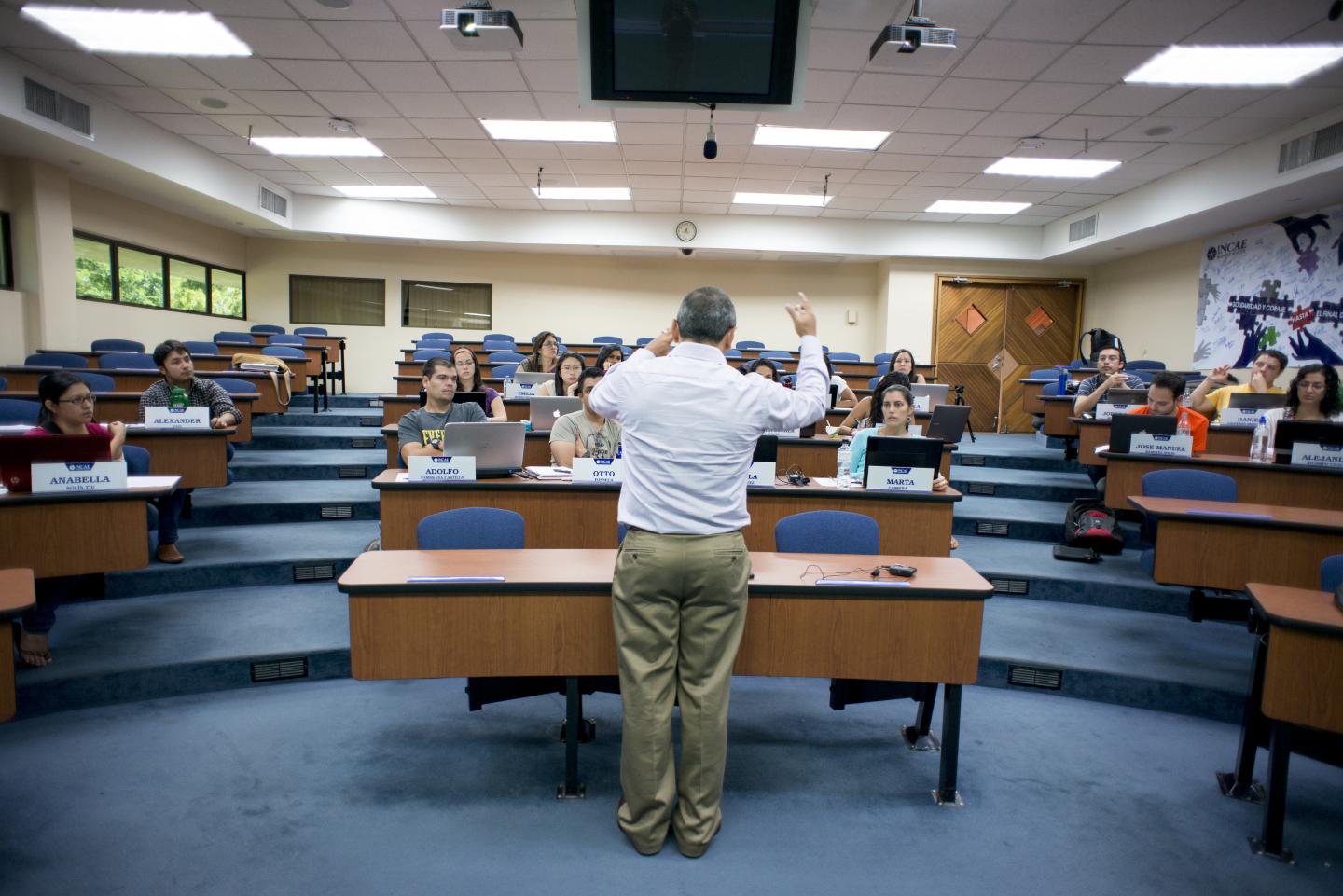 Profesor impartiendo una clase
