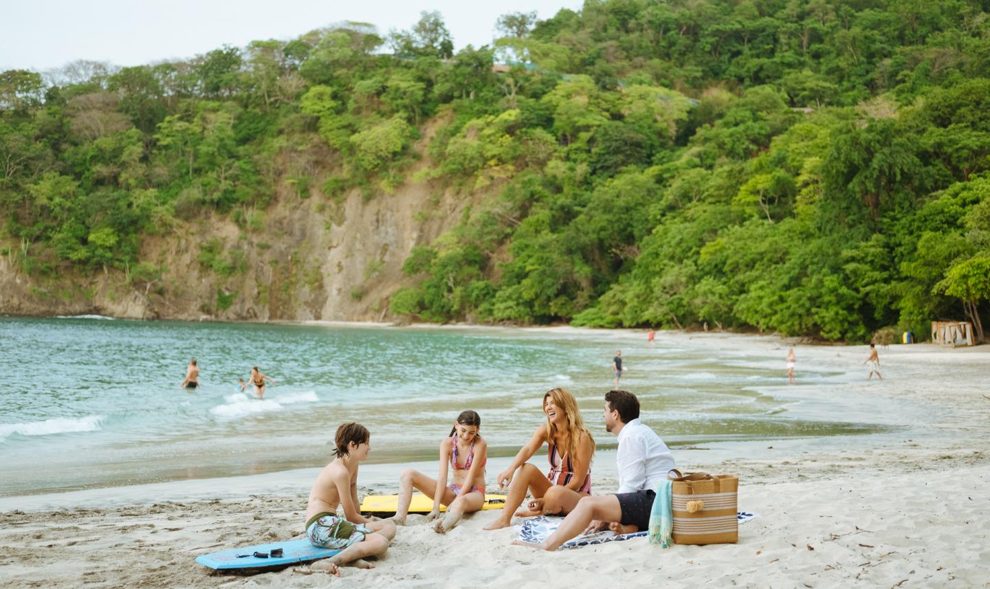 familia haciendo un picnic en la playa