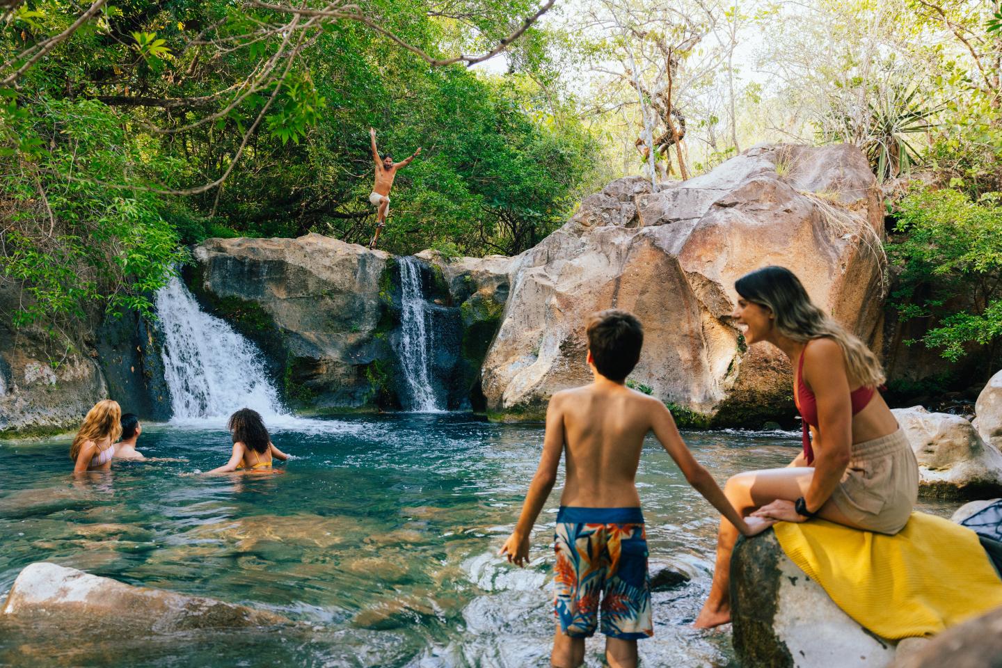 familia nadando en un manantial en la selva