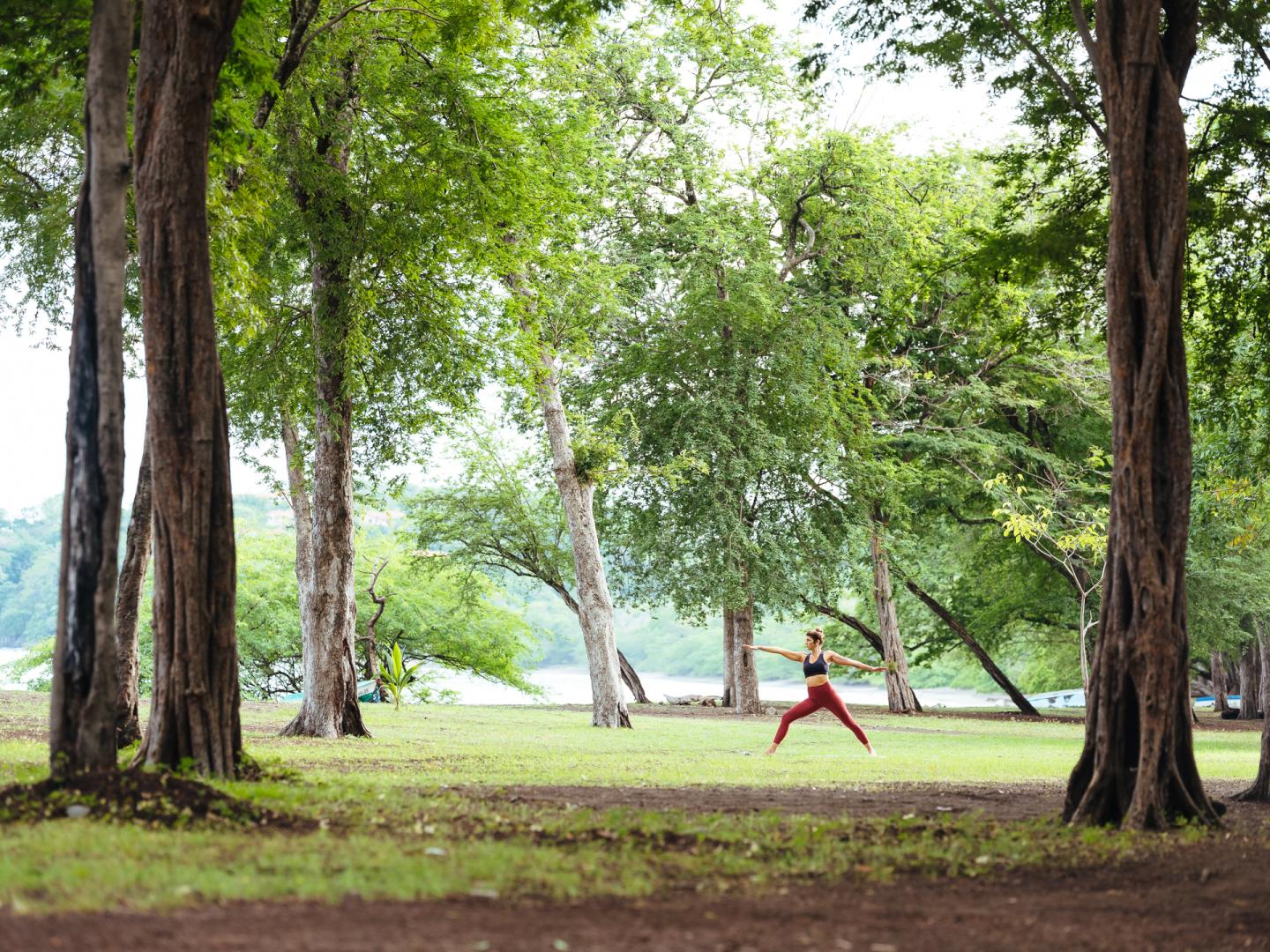 Mujer haciendo yoga en el parque