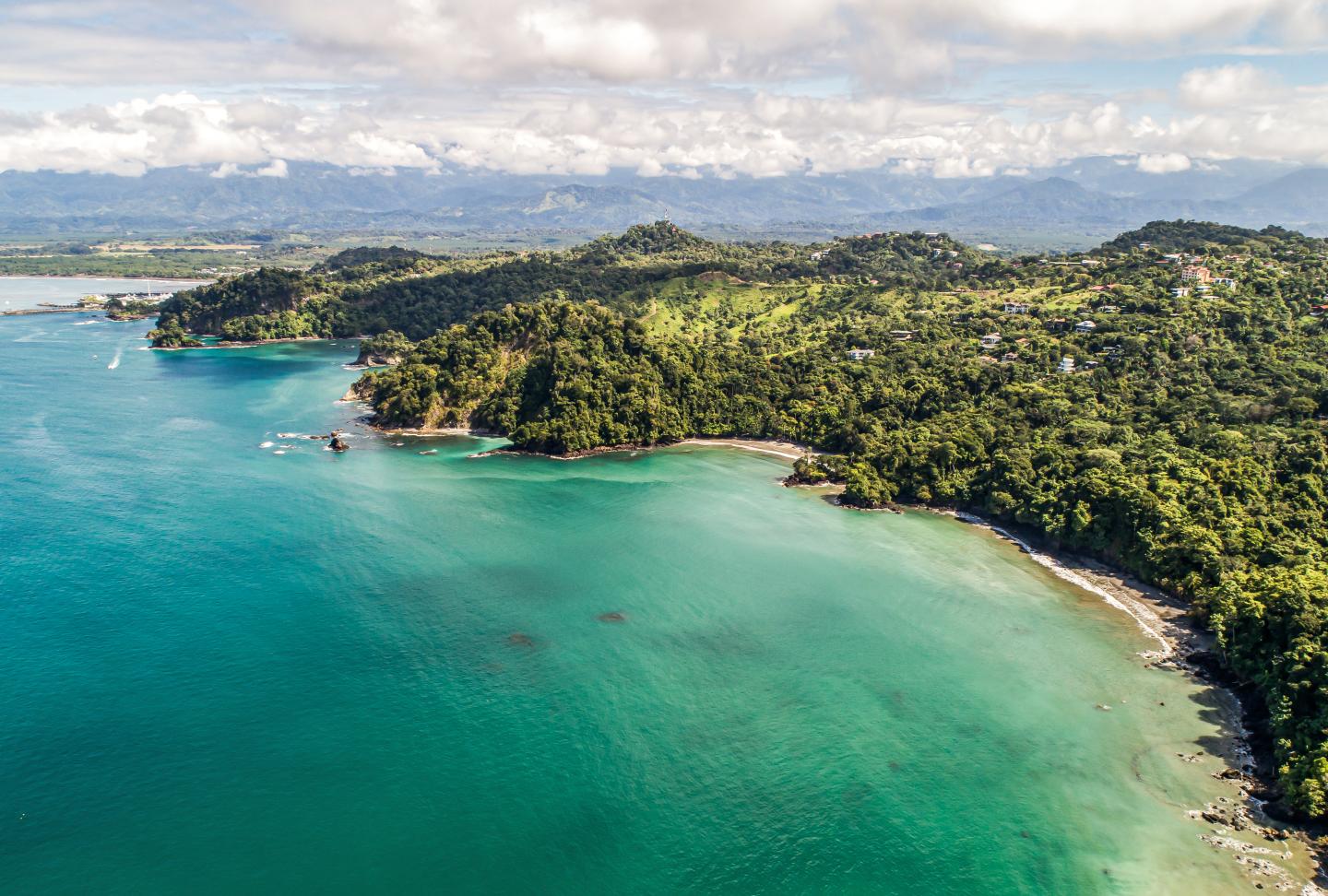 Vista aérea de la playa tropical Biesanz y la costa cerca del Parque Nacional Manuel Antonio, Costa Rica