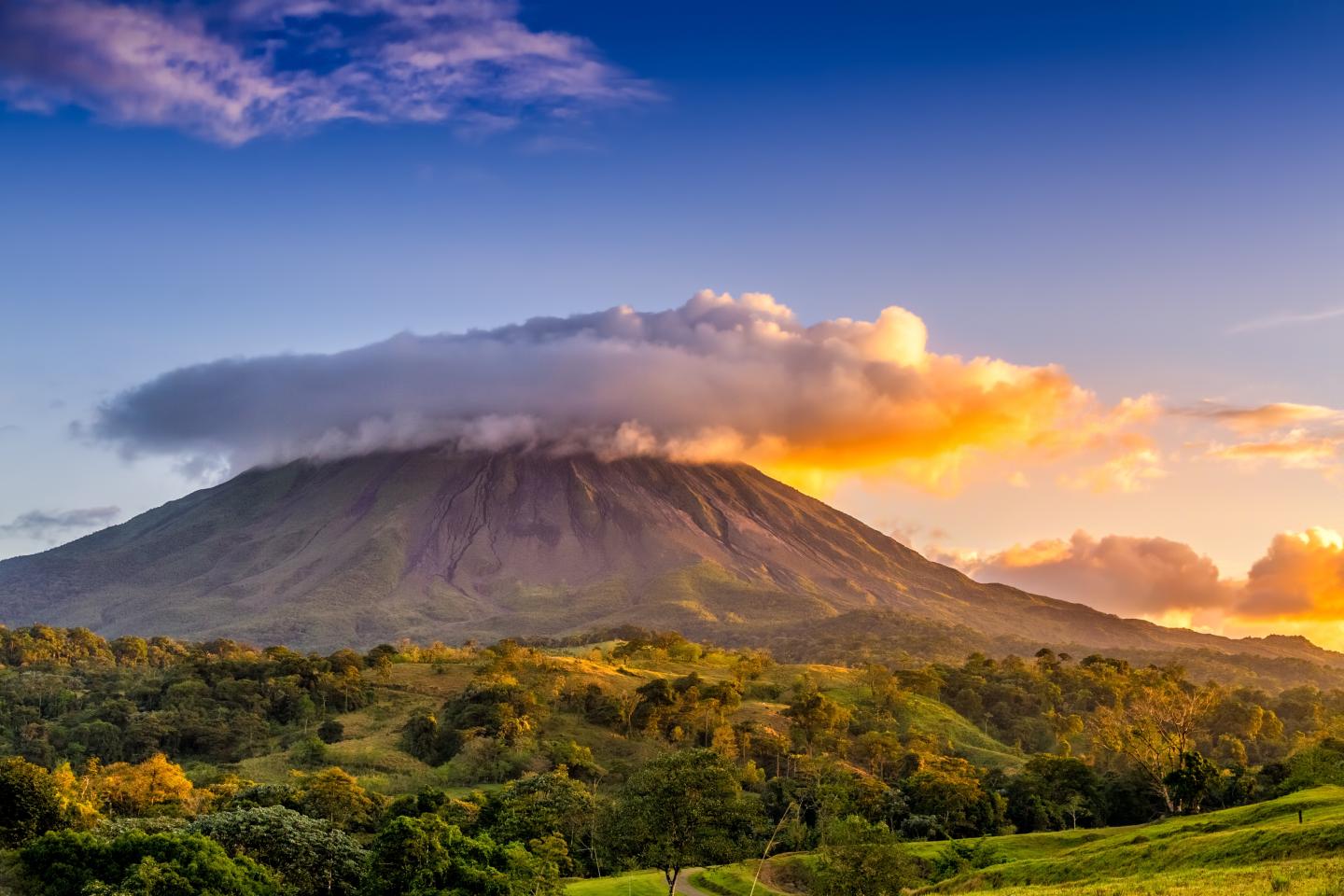 El volcán Arenal bajo las nubes