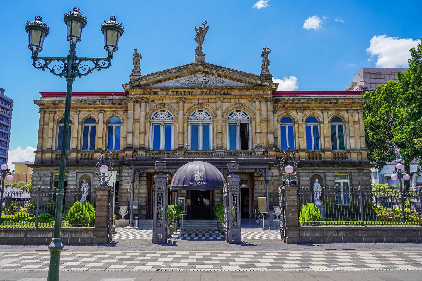 Hermosa vista aérea del Teatro Costa Rica en el centro de San José.