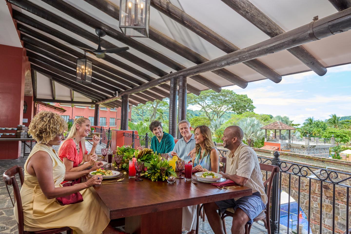 El equipo conversando en la mesa del almuerzo en el hotel Los Sueños Marriott.