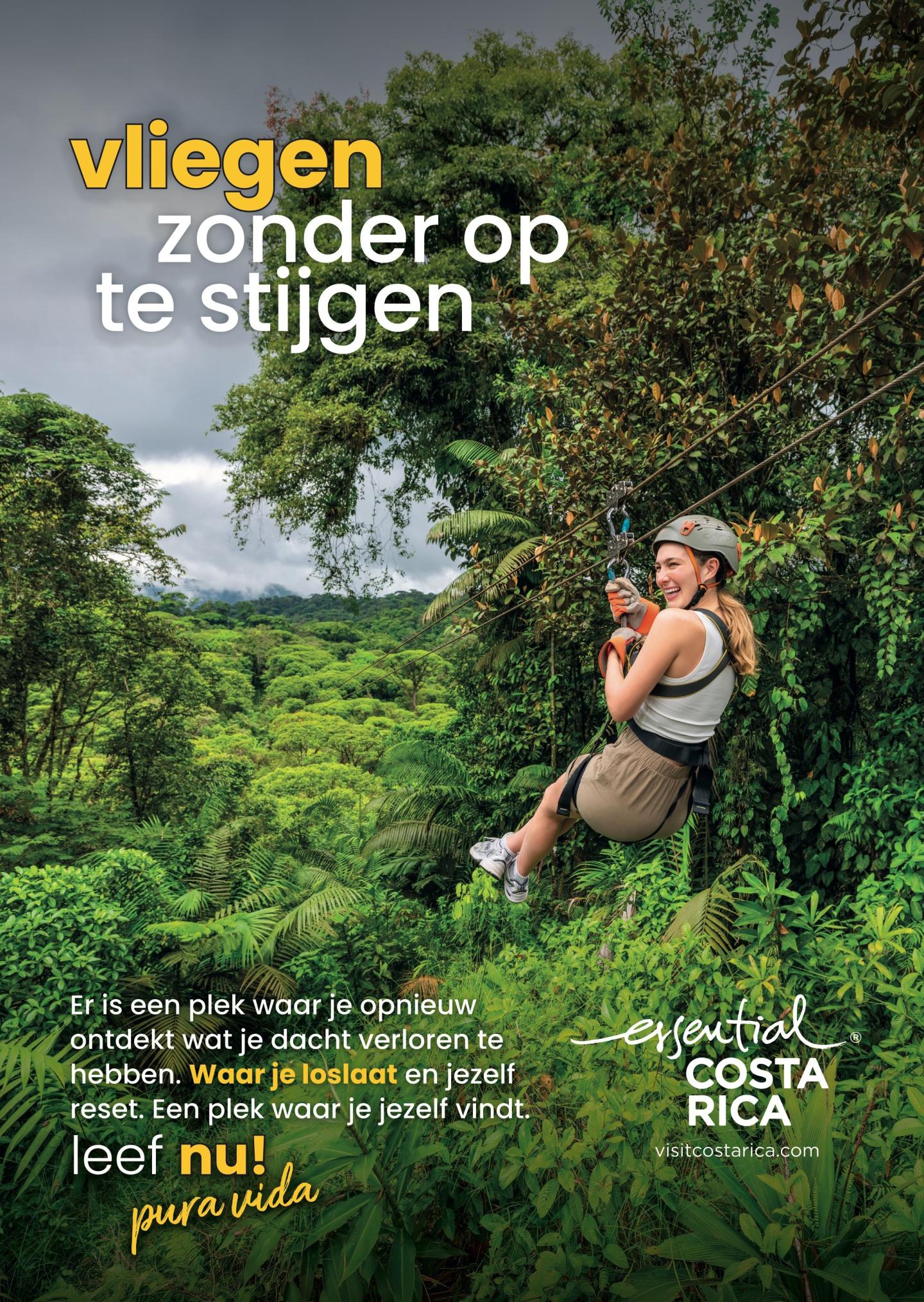 Anuncio con una foto de una mujer colgada de una tirolina sobre una exuberante selva tropical. Título: «Volar sin despegar». El texto trata sobre redescubrir lo que creías haber perdido y sobre el arte de dejar ir. Logotipo: «esencial Costa Rica, visitcostarica.com.