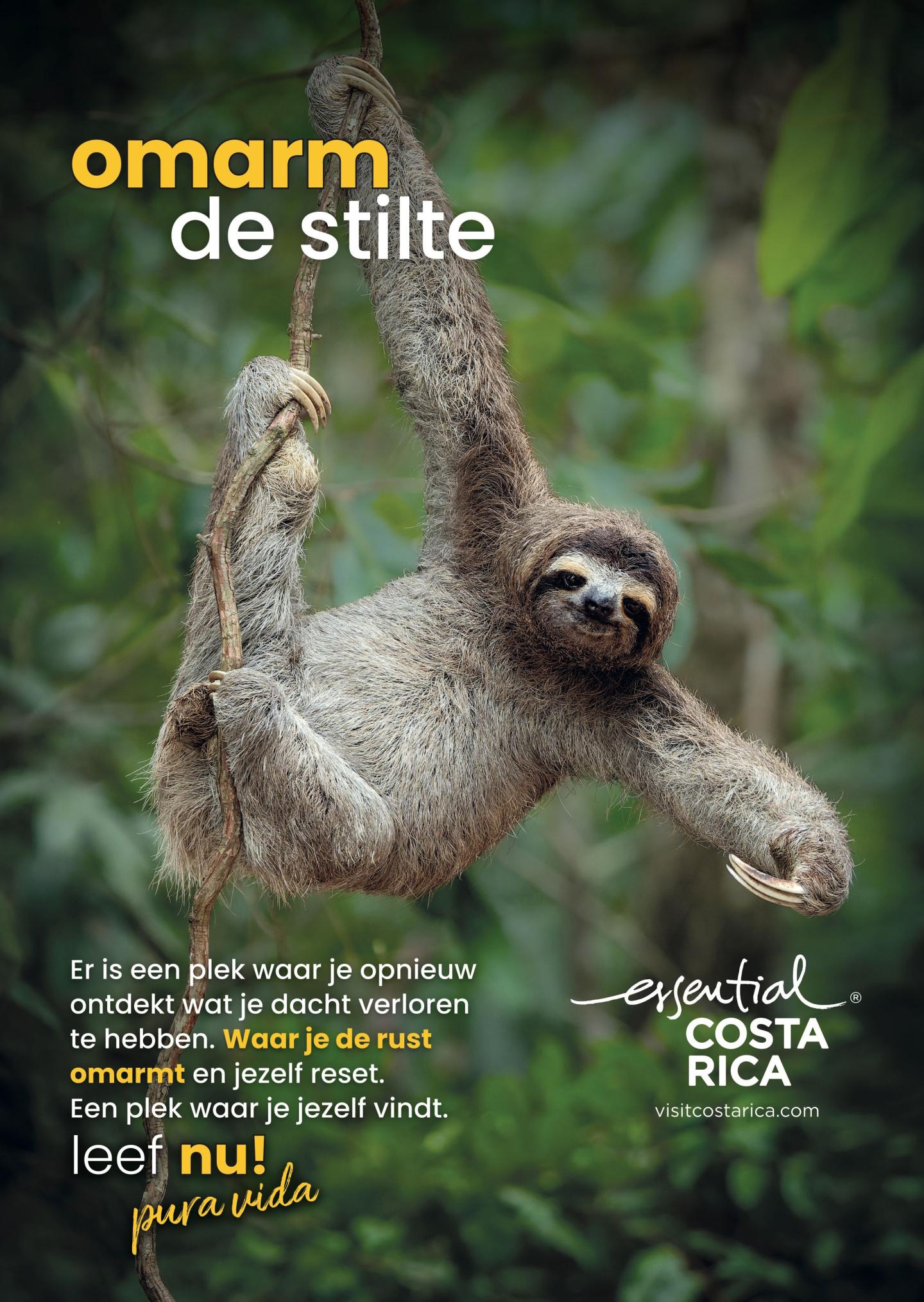 Anuncio con una foto de un perezoso colgado de una rama en una exuberante selva tropical. Título: «Abraza el silencio». El texto trata sobre redescubrir lo que creías haber perdido y volver a empezar. Logotipo: «esencial Costa Rica, visitcostarica.com.