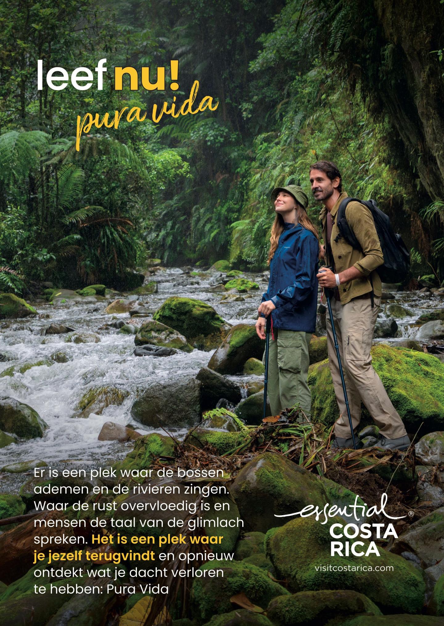 Anuncio con una foto de dos excursionistas en una exuberante selva tropical junto a un río caudaloso, de pie sobre rocas cubiertas de musgo. Título: «¡Vive el momento!» ypura vida». El texto describe bosques que respiran, ríos que cantan y el redescubrimiento de uno mismo. Logotipo: «esencial Costa Rica, visitcostarica.com.