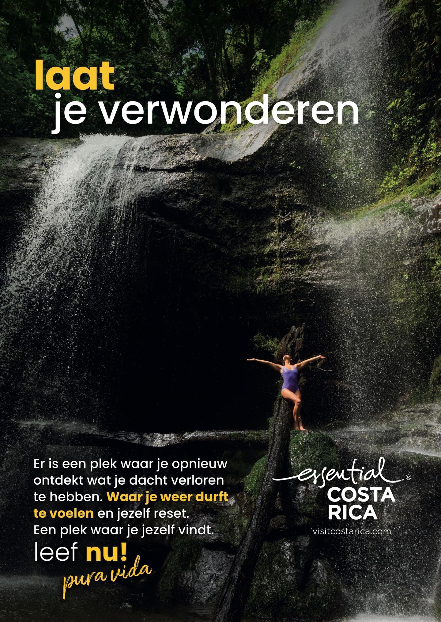 Anuncio con una foto de una cascada en una exuberante selva tropical; una persona está de pie sobre un tronco frente a la cascada con los brazos abiertos. Título: «Déjate sorprender». Logotipo: «esencial Costa Rica, visitcostarica.com.