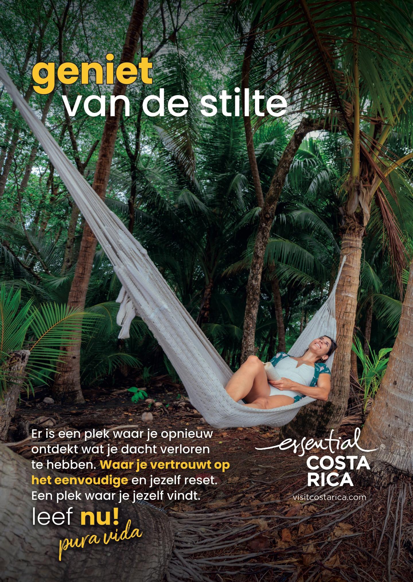 Anuncio con una foto de una mujer relajándose en una hamaca entre palmeras en un entorno tropical. Título: «Disfruta del silencio». Logotipo: «esencial Costa Rica, visitcostarica.com.