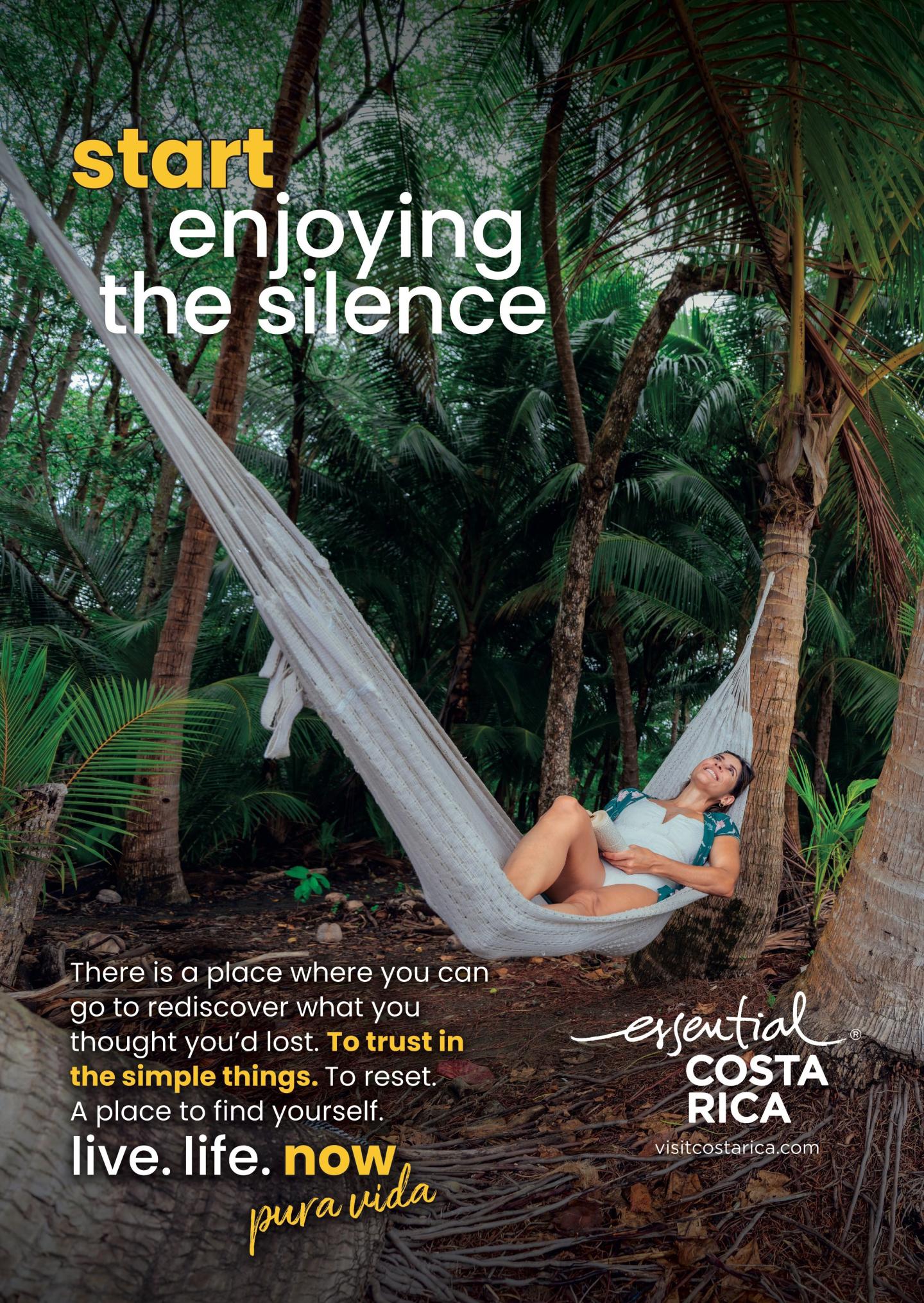 Anuncio en el que aparece una mujer relajándose en una hamaca entre palmeras en un entorno tropical. Título: «Empieza a disfrutar del silencio». Marca: «esencial Costa Rica, visitcostarica.com.